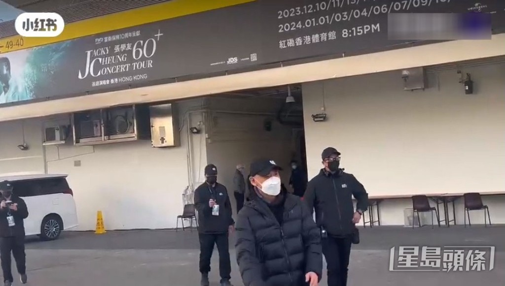 張學友為養聲及避免生病影響演出,只在每場演唱會開場前,到紅館外跟歌迷揮手打招呼。 張學友為養聲及避免生病影響演出,只在每場演唱會開場前,到紅館外跟歌迷揮手打招呼。