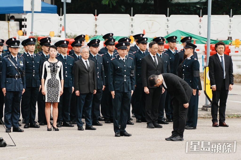 前大埔民政专员陈巧敏早前出席宏福苑火灾路祭,身穿黑白图案连身裙向灵柩致意, 惹来网民热议。资料图片 前大埔民政专员陈巧敏早前出席宏福苑火灾路祭,身穿黑白图案连身裙向灵柩致意, 惹来网民热议。资料图片