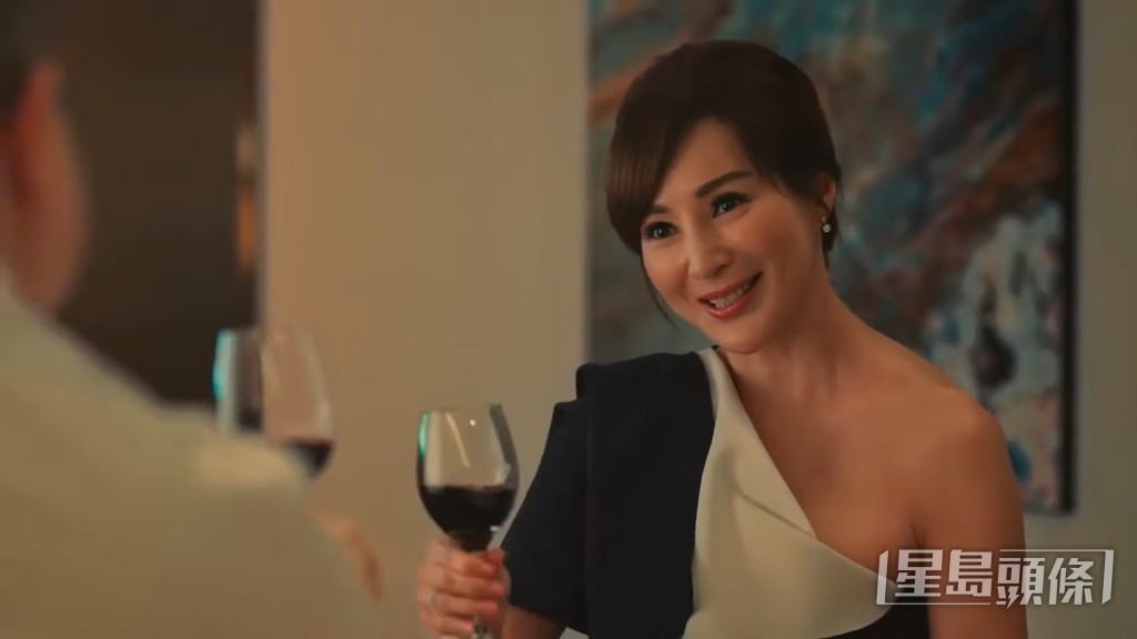 劇中大露香肩的羅霖主動送上門，色誘蔡康年。
