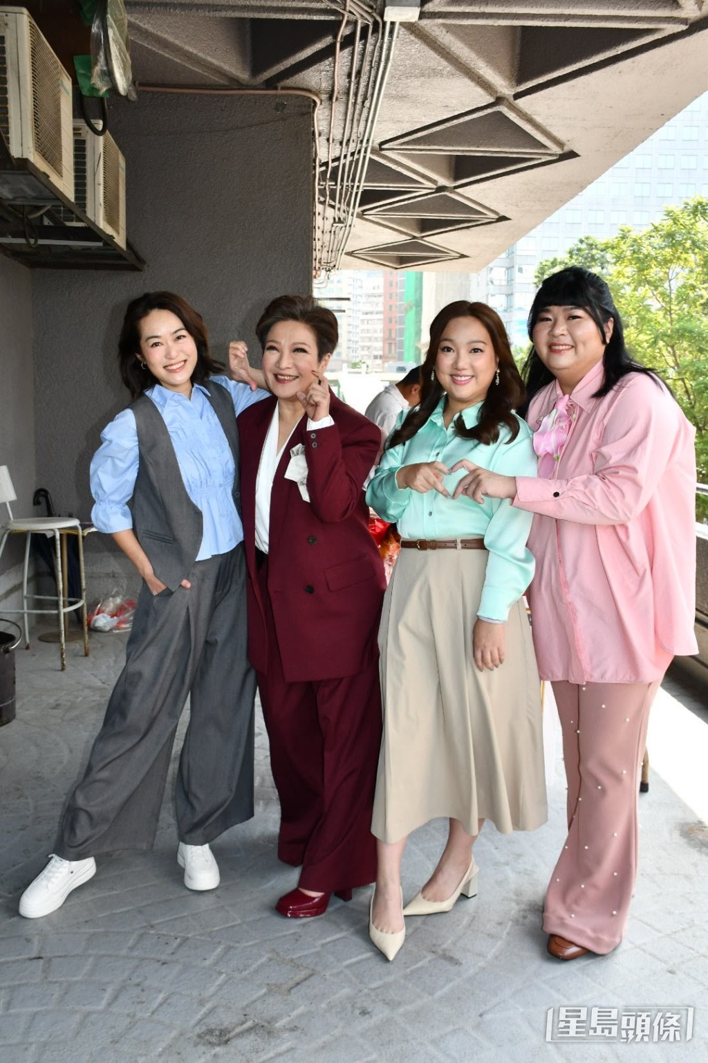 梁嘉琪與劉雅麗、妹頭、張錦霞出席舞台劇《辦公室劇后》拜神儀式及總綵排。