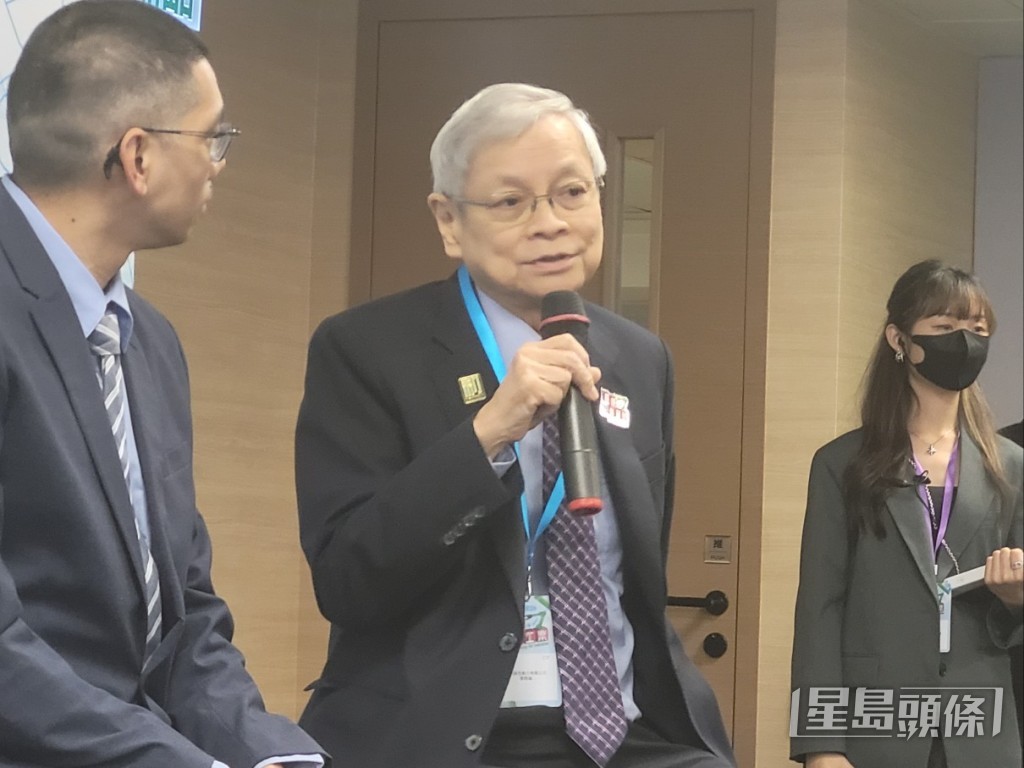 黎锷威指机器人不会怕热和怕累,焊接效率亦提升。赵克平摄 黎锷威指机器人不会怕热和怕累,焊接效率亦提升。赵克平摄