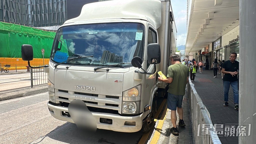 涉輾過司機腳掌的貨車。劉漢權攝