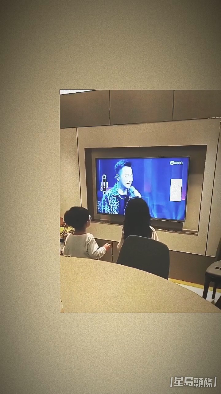譚輝智的一對仔女會在家中睇爸爸演出。