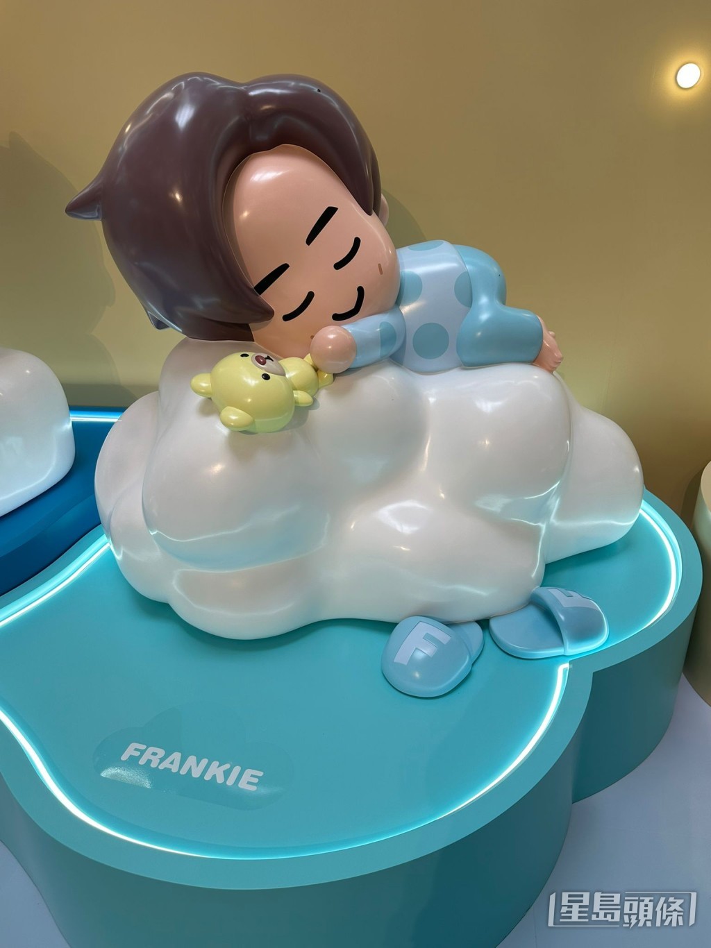 Frankie攬住熊寶寶。 Frankie攬住熊寶寶。