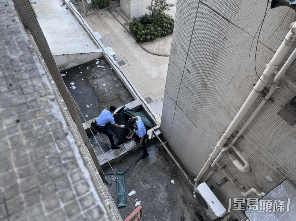 警員用帳篷掩蓋老翁遺體。梁國峰攝