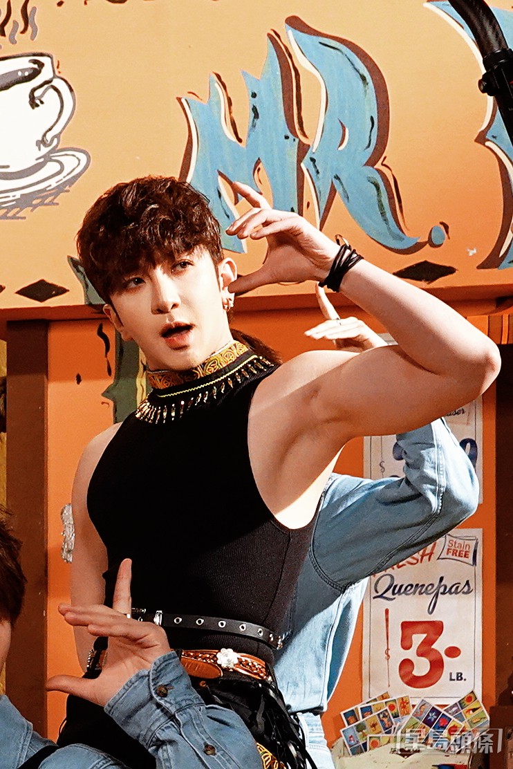 Anson Lo挑戰Sexy舞步。