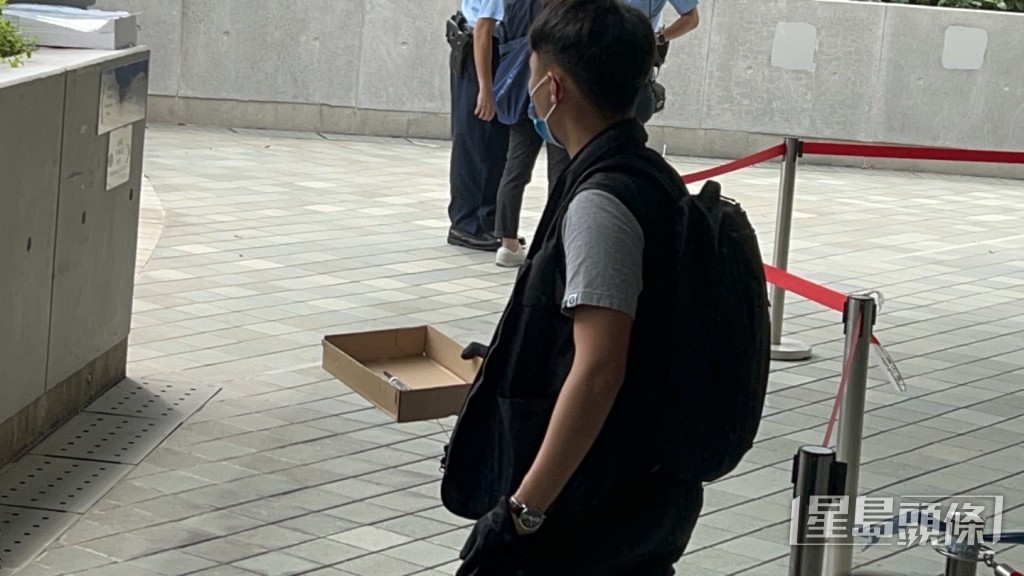 探員檢走涉案生果刀。楊偉亨攝 探員檢走涉案生果刀。楊偉亨攝