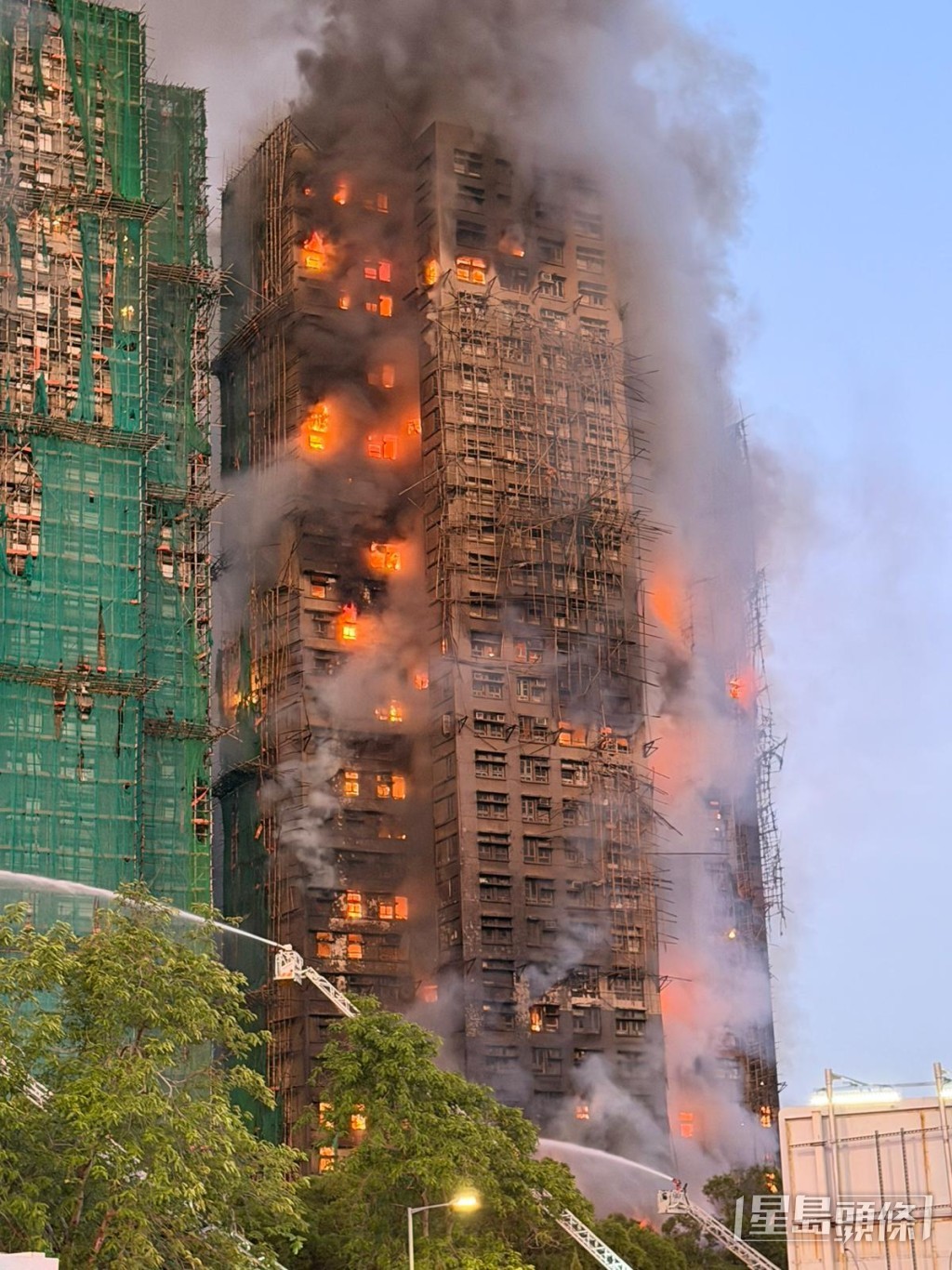 大埔宏福苑宏昌閣發生大火,其後波及旁邊多幢樓宇。曾志恒攝 大埔宏福苑宏昌閣發生大火,其後波及旁邊多幢樓宇。曾志恒攝