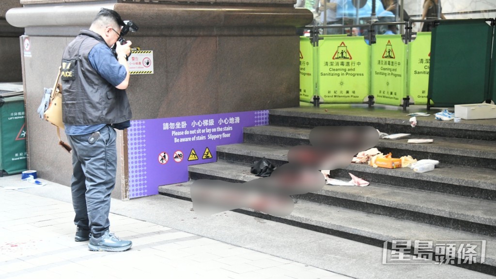 樓梯位置遺下大灘血迹。楊偉亨攝 樓梯位置遺下大灘血迹。楊偉亨攝