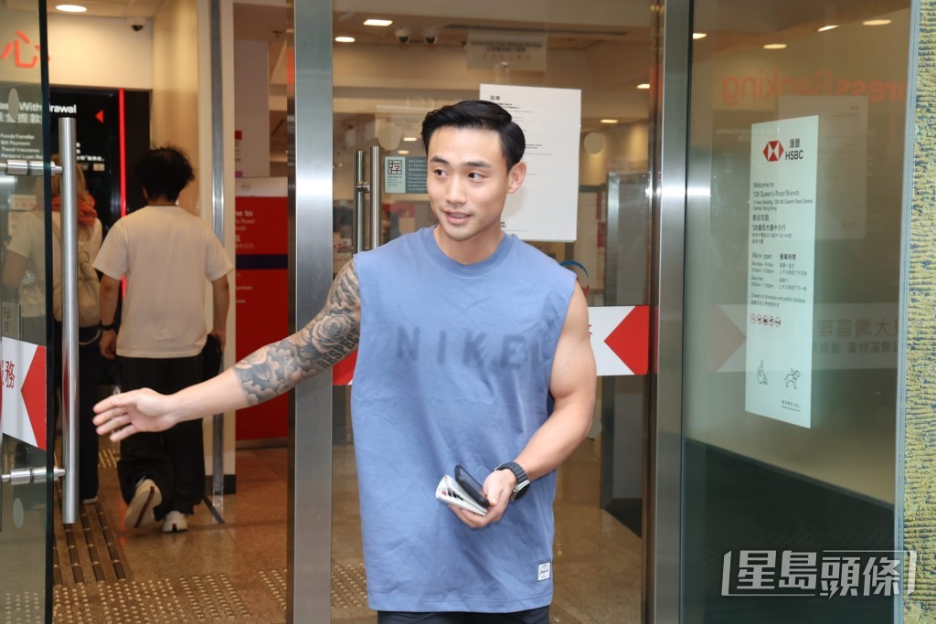 阿Sa老公林俊賢（Elvis）下午2時許由健身室出來前往附近銀行。