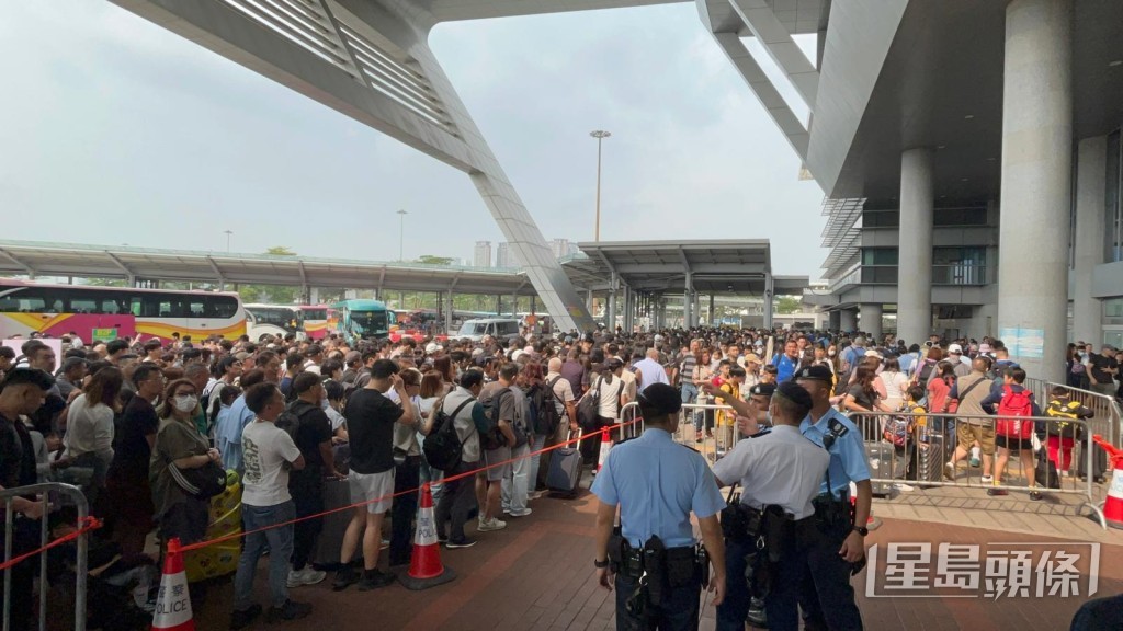 深圳灣管制站廣播： 由於現時過關旅客眾多 內地實施人流管制。