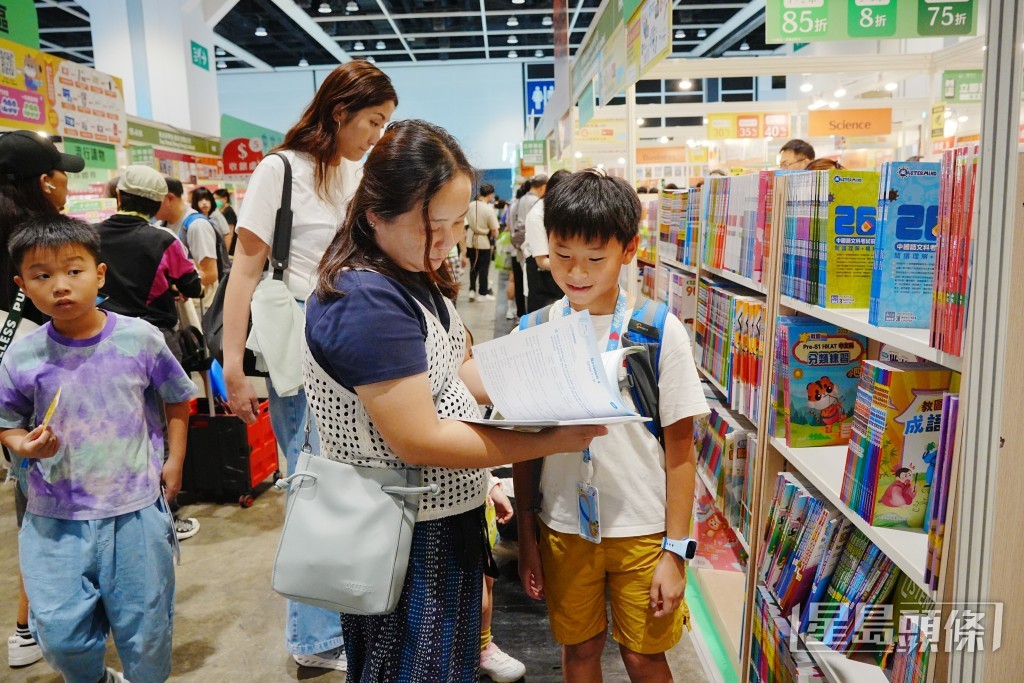 有家長帶小孩到場購買童話繪本等。 有家長帶小孩到場購買童話繪本等。