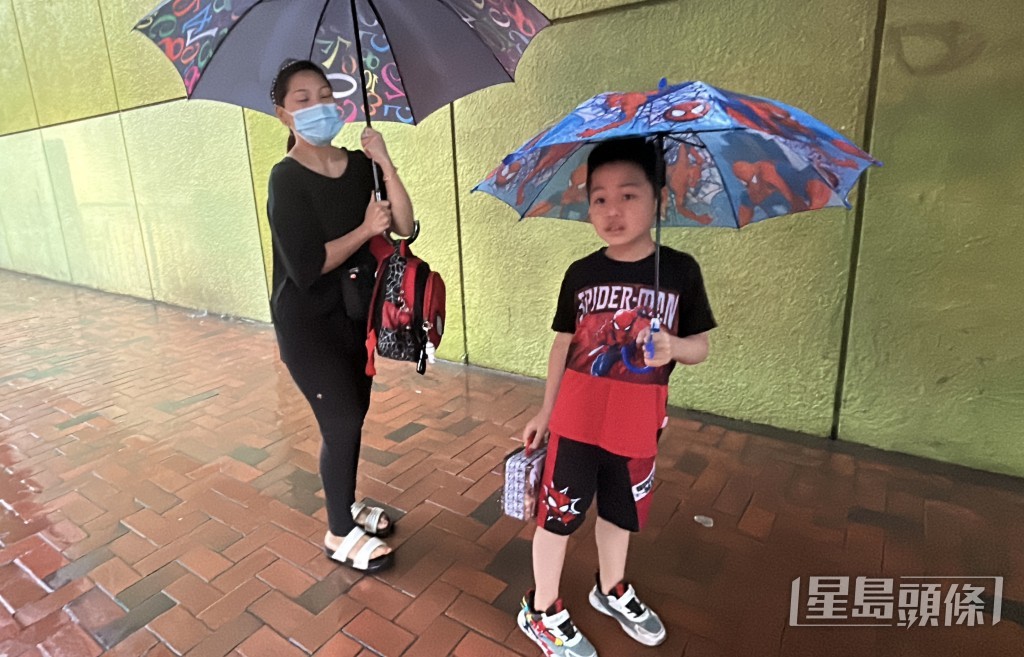 蔡女士帶着兒子,一時不知繞道方向。林思明攝 蔡女士帶着兒子,一時不知繞道方向。林思明攝