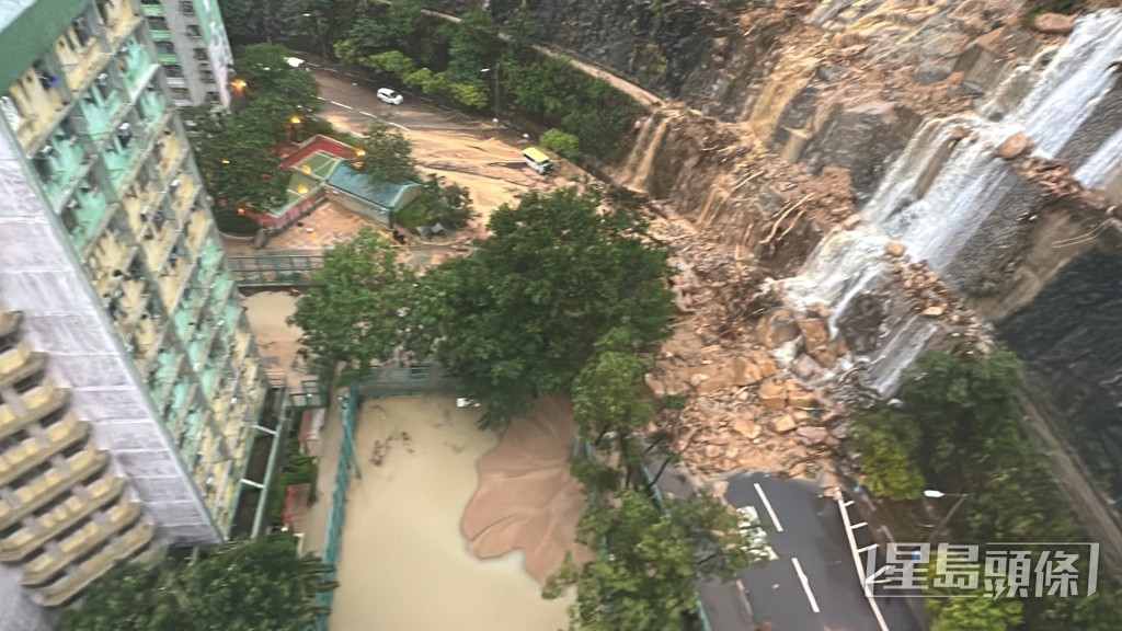 暴雨亦淹沒耀興樓對開球場，球場頓成澤國。劉漢權攝