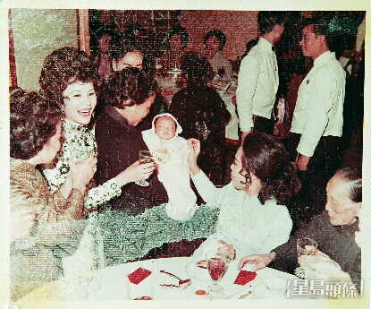 當年黃夏蕙長女胡蓮娜(圖中BB)出生後,胡百全在金冠酒樓擺滿月酒慶祝。 當年黃夏蕙長女胡蓮娜(圖中BB)出生後,胡百全在金冠酒樓擺滿月酒慶祝。