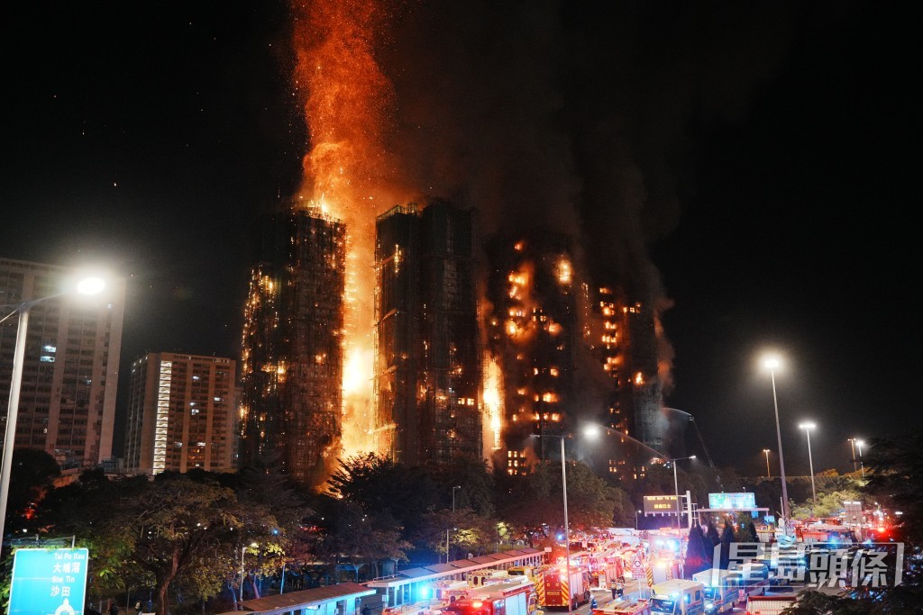 入夜後,宏福苑大火仍未救熄。汪旭峰攝 入夜後,宏福苑大火仍未救熄。汪旭峰攝