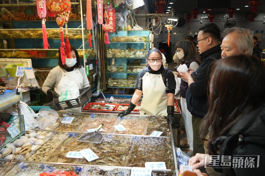 大年三十,九龍城街市人頭涌涌。吳艷玲攝 大年三十,九龍城街市人頭涌涌。吳艷玲攝