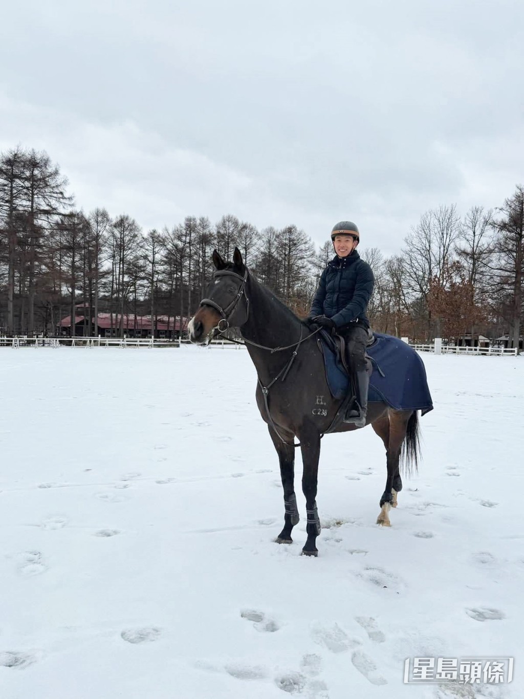 何澤堯在滿目雪景下騎上「金鎗六十」,頓感人馬情很浪漫。 何澤堯在滿目雪景下騎上「金鎗六十」,頓感人馬情很浪漫。