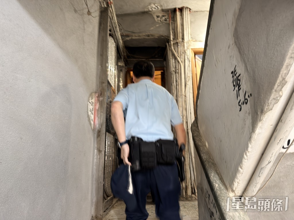 警員登樓調查。 警員登樓調查。
