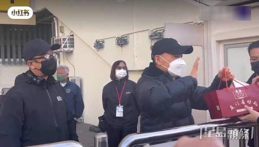收下不少聖誕禮物及聖誕卡。 收下不少聖誕禮物及聖誕卡。
