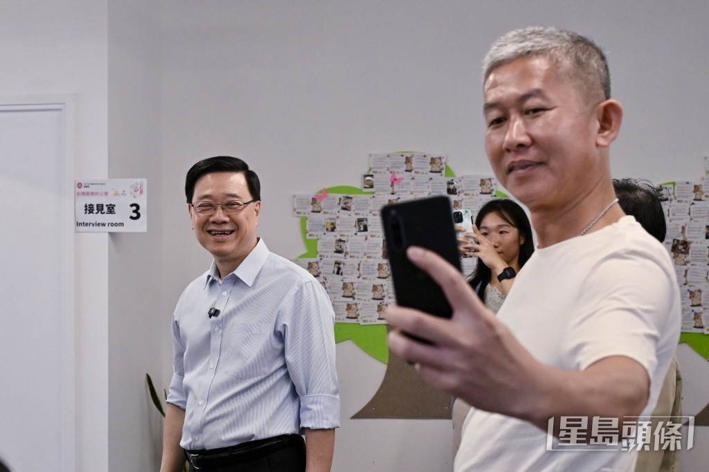 李家超與市民合照。劉駿軒攝 李家超與市民合照。劉駿軒攝