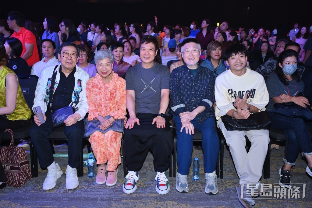(左起)胡楓、羅蘭、錢嘉樂、谷德昭、何啟華。 (左起)胡楓、羅蘭、錢嘉樂、谷德昭、何啟華。