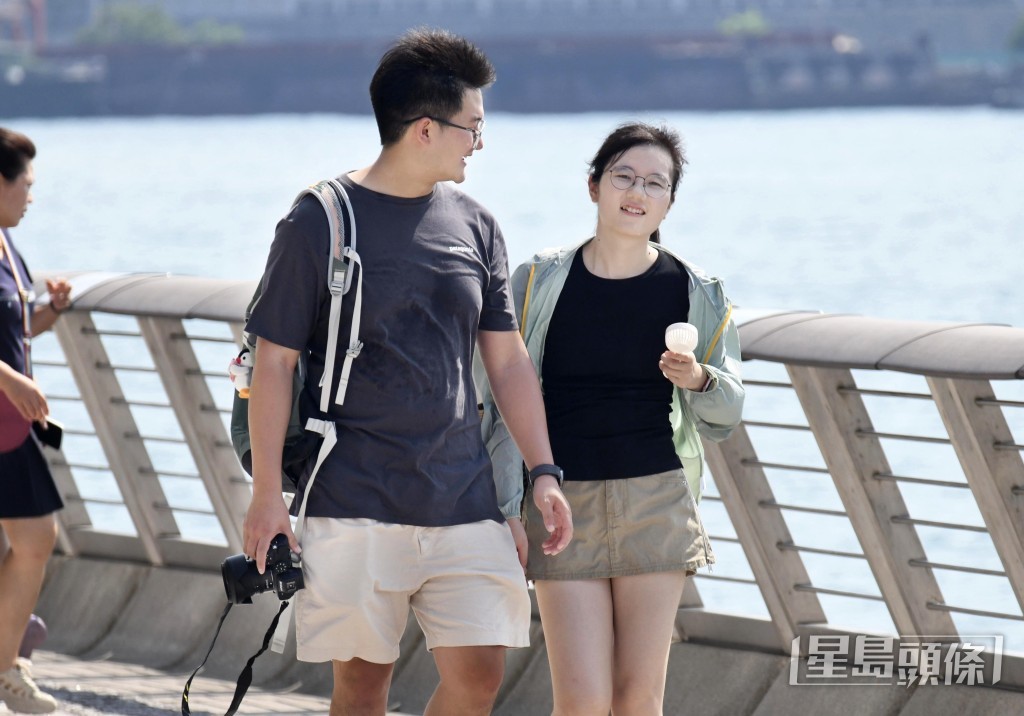天文台預測,國慶日(10月1日)天氣持續酷熱,氣溫介乎29°C至33°C。資料圖片 天文台預測,國慶日(10月1日)天氣持續酷熱,氣溫介乎29°C至33°C。資料圖片
