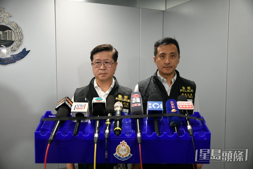 港島總區刑事部署理高級警司冼國明(圖左)及反三合會行動組總督察盧健邦講述案情。 港島總區刑事部署理高級警司冼國明(圖左)及反三合會行動組總督察盧健邦講述案情。