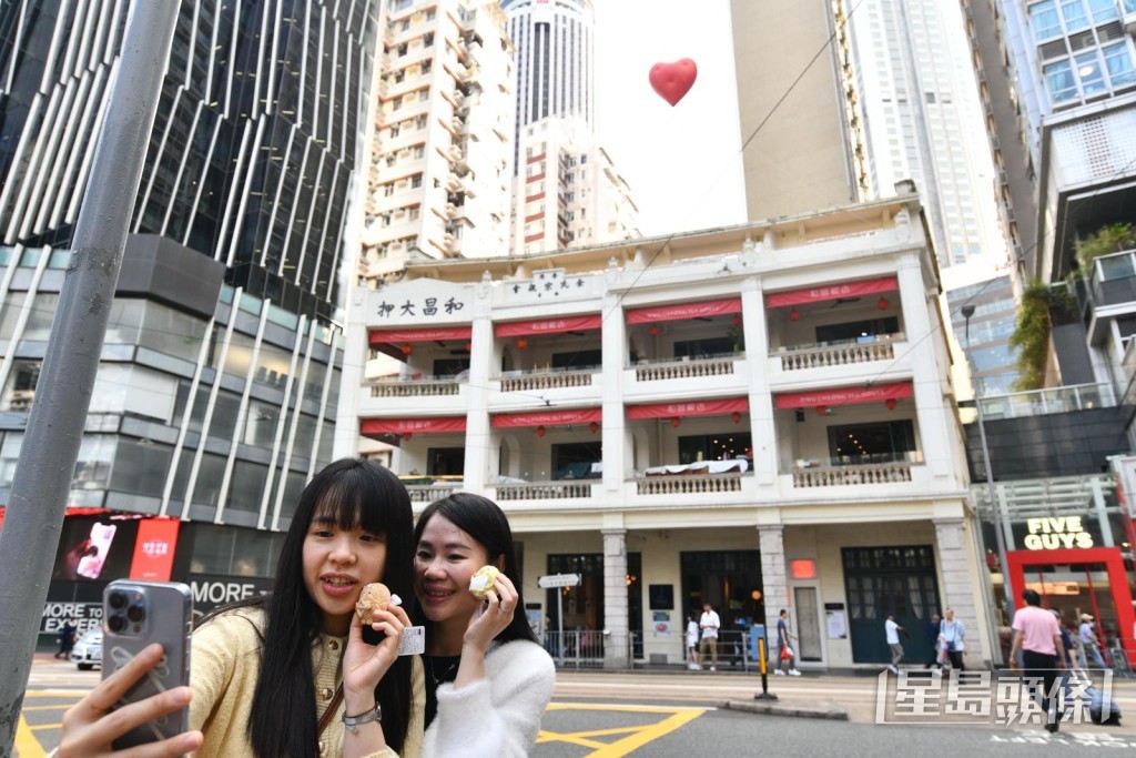 不少市民打卡。盧江球攝 不少市民打卡。盧江球攝