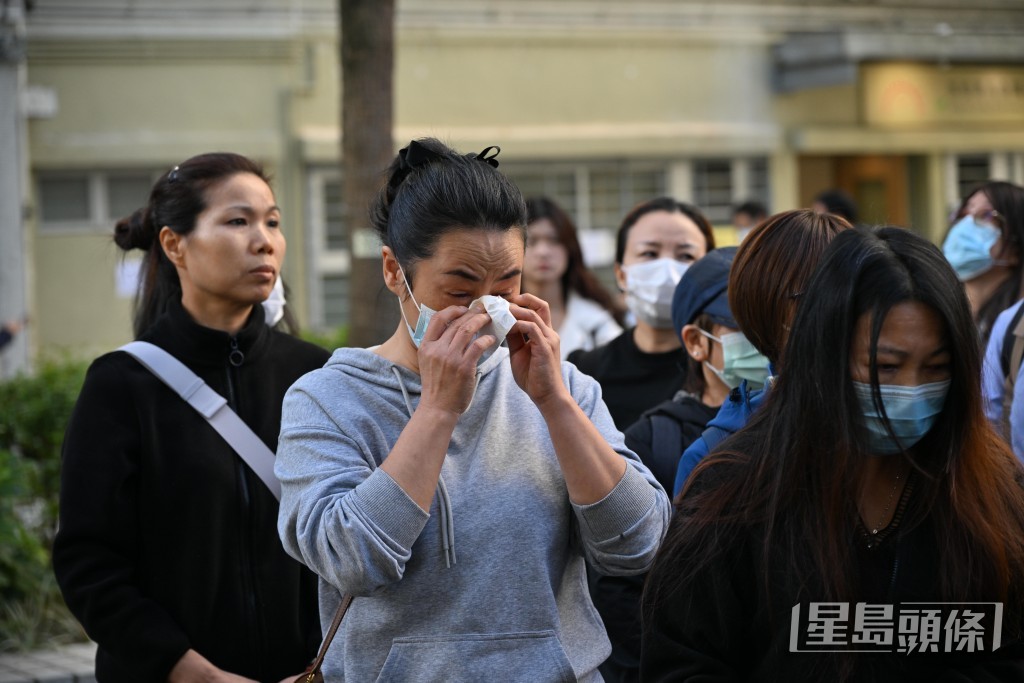 今早有市民在大埔宏福苑廣福社區中心外小公園獻花，鞠躬悼念逝者。蘇正謙攝