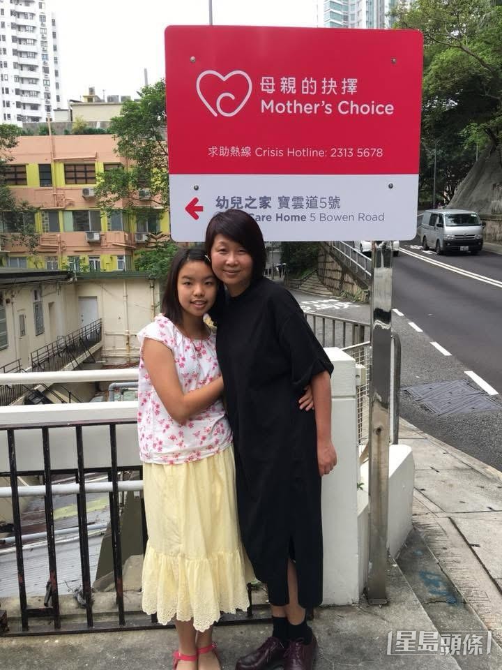 Diana曾帶女兒Agnes回到「母親的抉擇」幼兒之家，探望昔日照顧她的義工及職員。