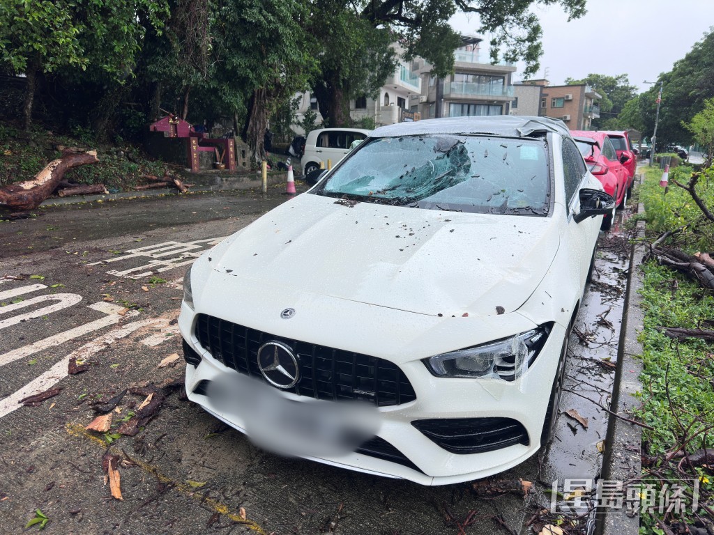 平治車頭擋風玻璃爆裂。梁國峰攝 平治車頭擋風玻璃爆裂。梁國峰攝