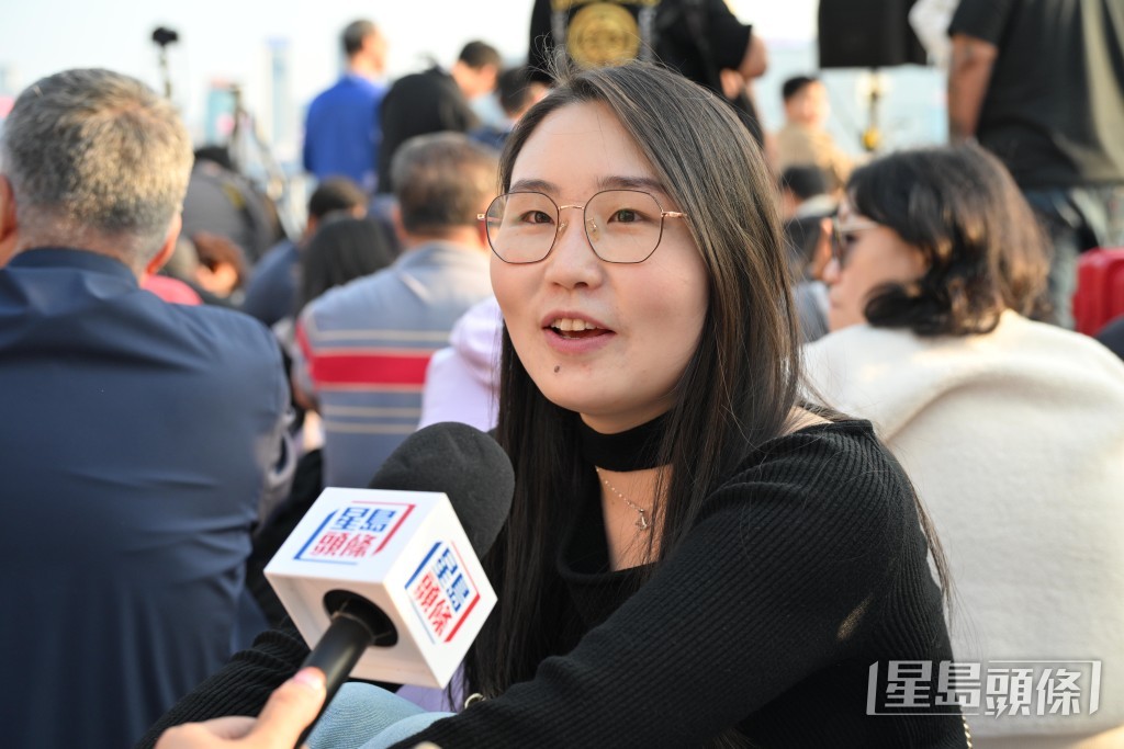 來自深圳的劉小姐與友人來港一日遊。 來自深圳的劉小姐與友人來港一日遊。