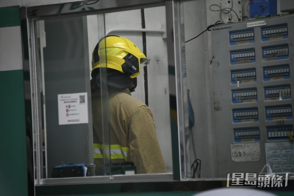 消防到場救熄火警。楊偉亨攝