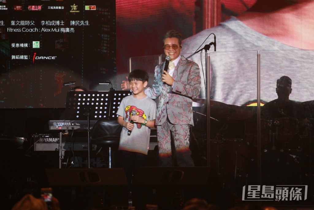 汉阳曾带儿子上台演出。
