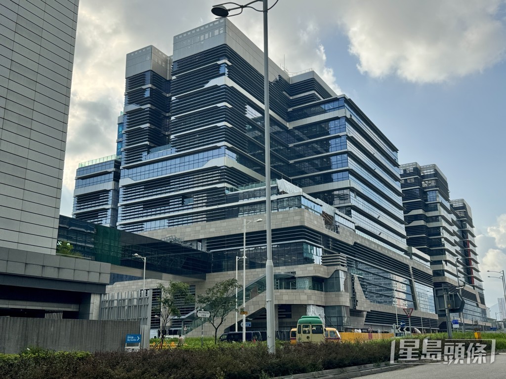 香港最大公立醫院「啟德醫院」將於10月5日起分階段投入服務,取代伊利沙伯醫院成為九龍中聯網的龍頭醫院。 香港最大公立醫院「啟德醫院」將於10月5日起分階段投入服務,取代伊利沙伯醫院成為九龍中聯網的龍頭醫院。