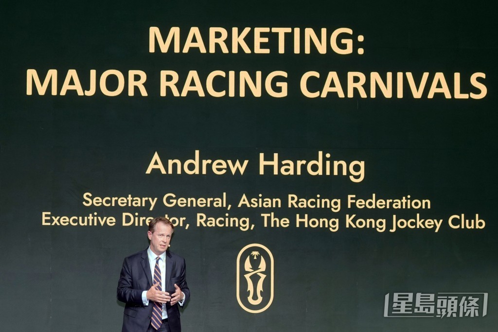 亚洲赛马联盟秘书长兼香港赛马会赛马事务执行总监夏定安先生在亚洲赛马会议上分享见解。
