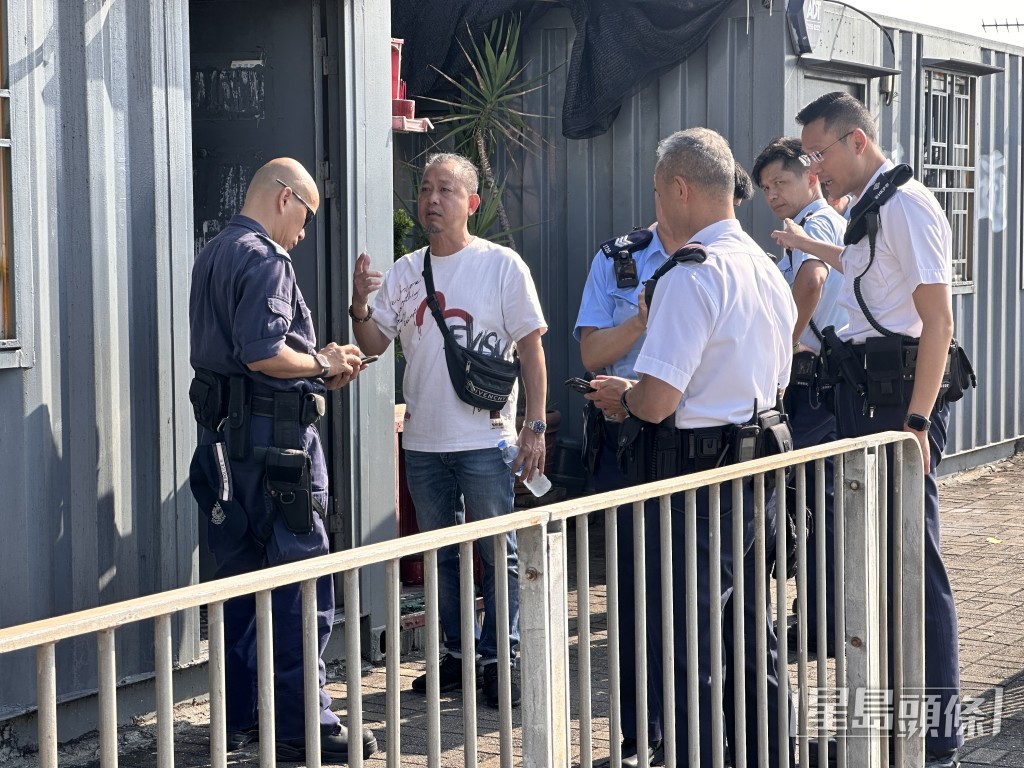 事主的同事协查。梁国峰摄 事主的同事协查。梁国峰摄