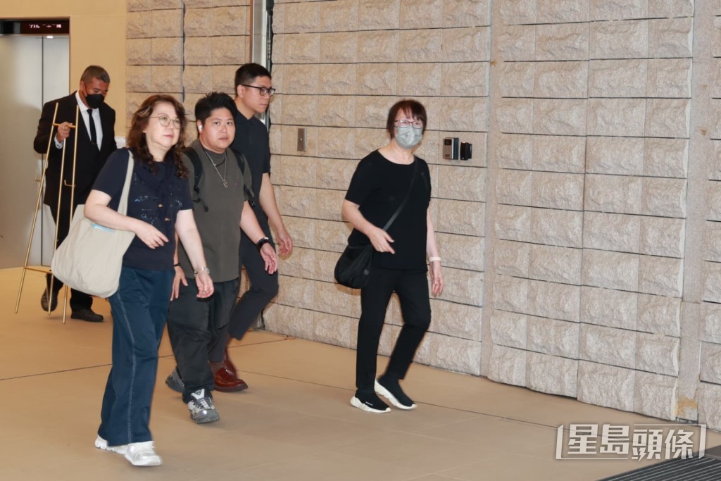 王心慰在親友陪同下離開。 王心慰在親友陪同下離開。