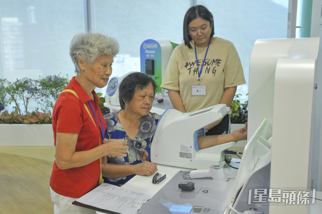 地區康健中心作為區內醫療服務及資源樞紐，提供健康推廣、疾病的預防及篩查等服務。