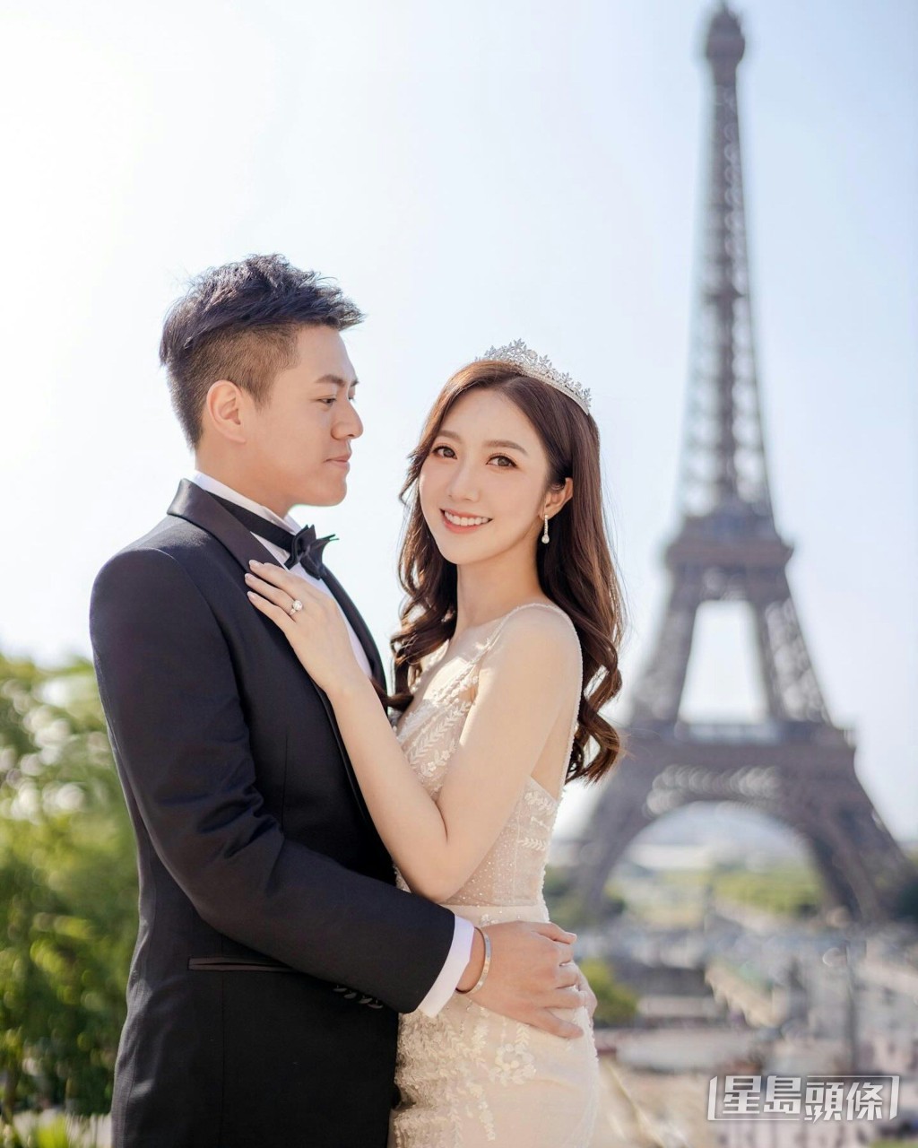 何依婷戴上后冠出嫁，無名指上巨型鑽戒相當耀眼。