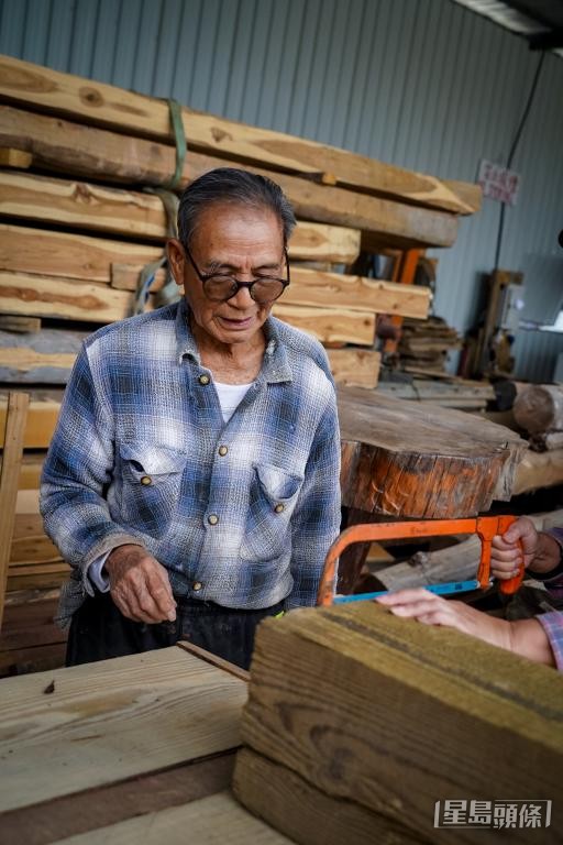 王鴻權指導學員鋸木技巧。