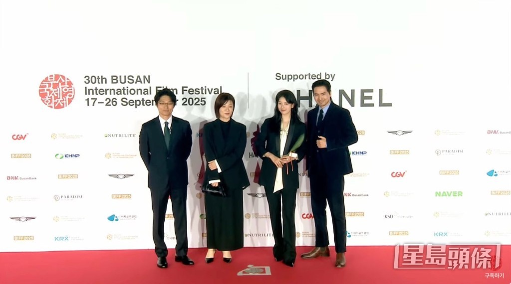 之前秀智缺席新片釜山首映禮，今晚終與李鎮旭亮相閉幕禮。