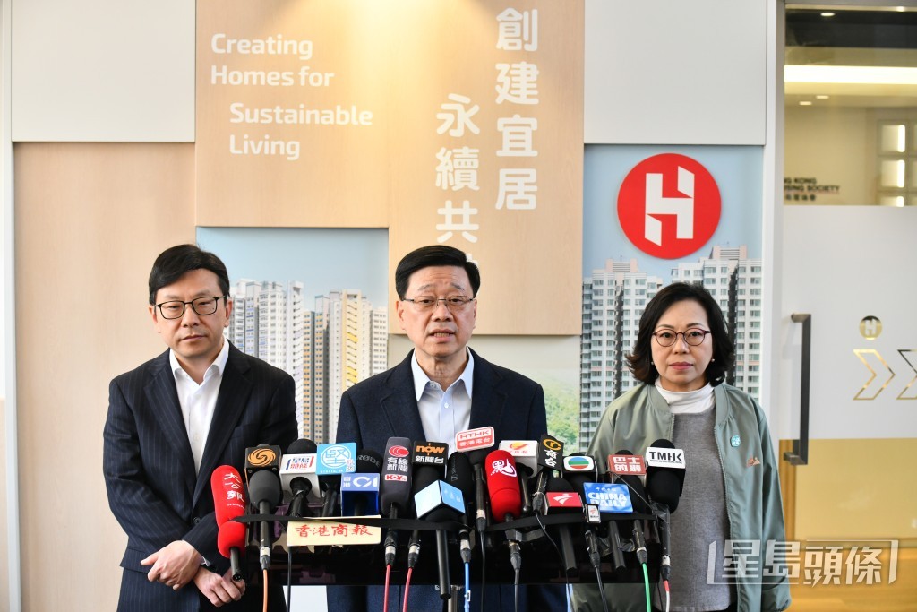 李家超（中）今早在民政及青年事务局局长麦美娟（右）、劳工及福利局局长孙玉菡（左）进行家访。