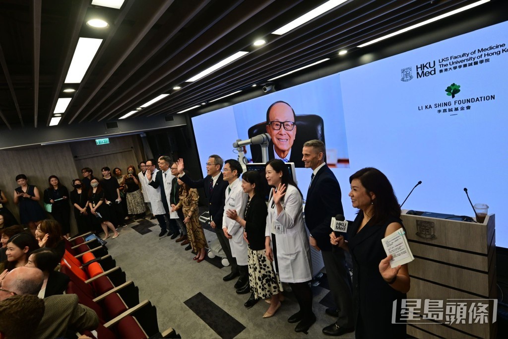 久未露面的李嘉誠,透過視像現身發布會,僅稱「早晨,真係不可思議!」,並與在場人士合照,未有發表其他講話。 久未露面的李嘉誠,透過視像現身發布會,僅稱「早晨,真係不可思議!」,並與在場人士合照,未有發表其他講話。