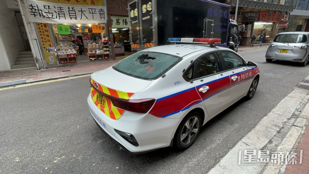 警车被玻璃樽击毁车尾窗。杨伟亨摄 警车被玻璃樽击毁车尾窗。杨伟亨摄
