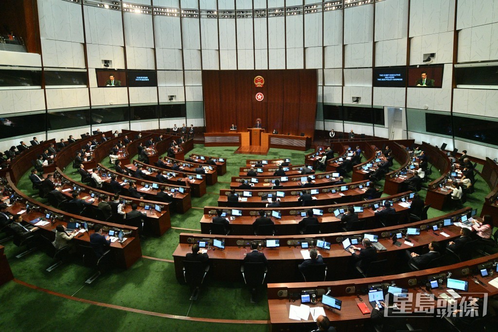 立法會會議，行政長官發表施政報告。盧江球攝