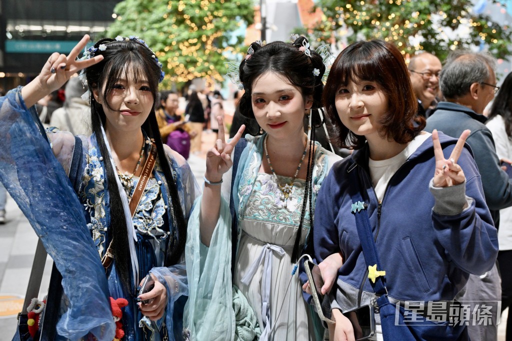 龍小姐（中）今日與朋友先到深圳換上漢服。