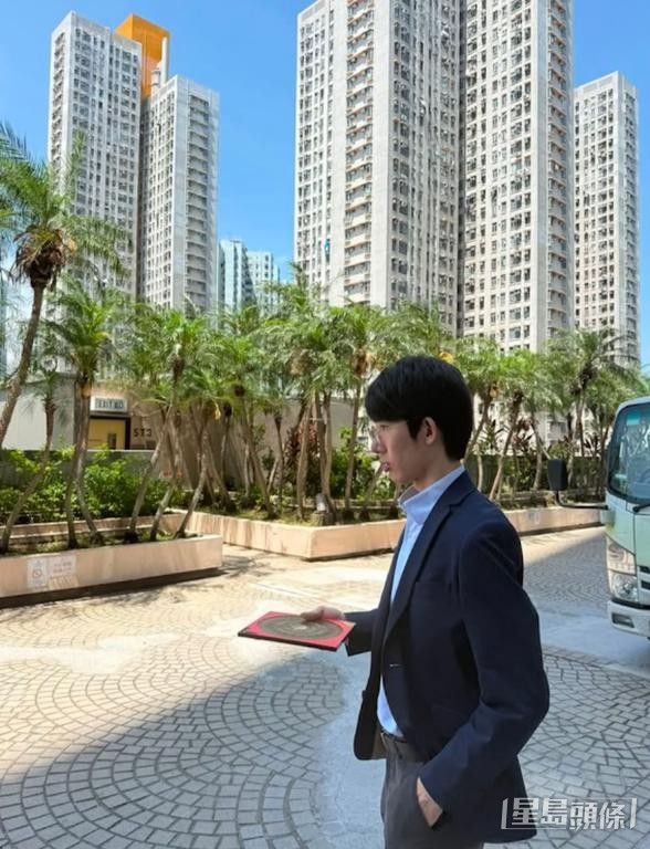 為著名練馬師韋達指點迷津令Edmond一戰成名,開始有客戶點名要他睇風水。 為著名練馬師韋達指點迷津令Edmond一戰成名,開始有客戶點名要他睇風水。