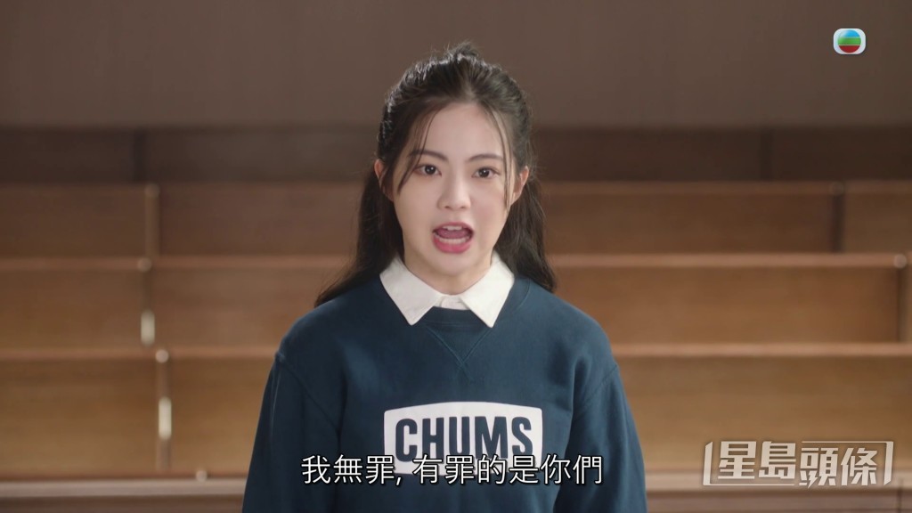 鬈发Look上阵饰演15岁少年犯依然零违和。